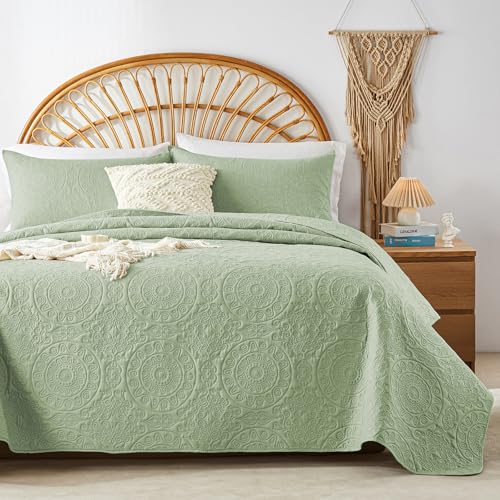 WURUIBO Sage Green Quilt Set Queen Size, Embossing Microfiber Full Bedspreads with Pillow Sham, Ligthweight Breathable Thin Coverlet, Reversible Bedding Set for All Season (1 Quilt, 2 Pillow Shams)