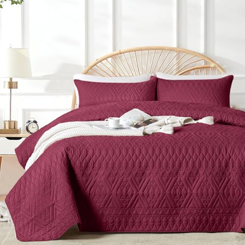 akkialla King/Cal King Quilt Set, Burgundy Lightweight Microfiber Bedspread Coverlet, Boho Geometric Pattern, Soft All-Season Bedding, 3-Piece (1 Quilt, 2 Pillow Shams)