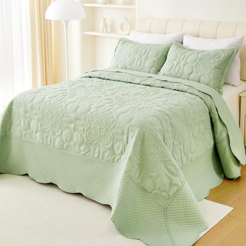 "EVENHUG Oversized King Quilt California King Size Lightweight Bedding Set Reversible Bedspread Coverlets for All Seasons 3 Piece (Sage Green 120""x128"")"