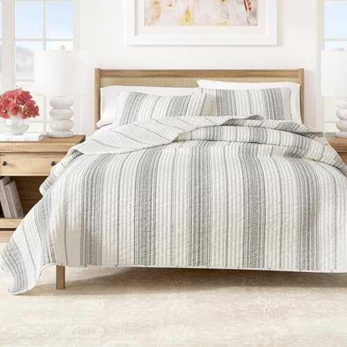 Great Bay Home Wesley Collection 3 Piece Quilt Set with Shams. Reversible Modern Bedspread Coverlet. Machine Washable. (Twin, White/Grey)