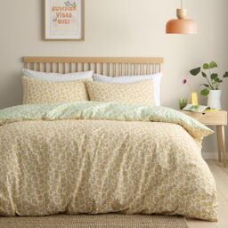 Fusion Retro Daisy Floral Duvet Cover Set Super King 260 x 220cm – Easy Care Bedding with Vintage Daisy Flower Design, Includes 2 Pillowcases, Yellow