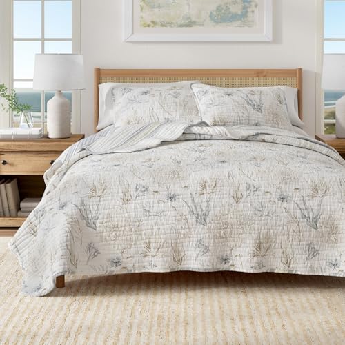 Great Bay Home 3-Piece King/California King Microfiber Quilt Set with Shams - Reversible Coral Print, Lightweight, Layerable Bedding Set - Nautical Bedspread for All Seasons (Sea Maze)