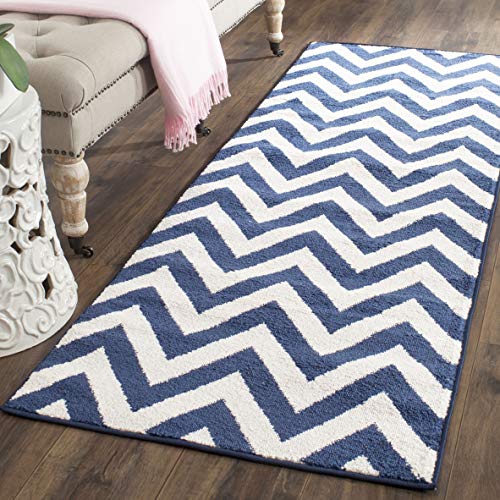 Safavieh Chevron Indoor/Outdoor Woven Runner Area Rug, Amherst Collection, AMT419, in Navy / Beige, 69 X 213 cm for Garden, Patio or Any Outdoor Space