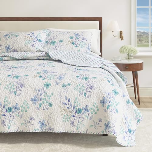Great Bay Home Floral Twin Quilt Set with Shams, Blue Floral Bedding Set, All-Season, Lightweight Bedspread. Reversible, Farmhouse Bedding. (Twin, April Morning)