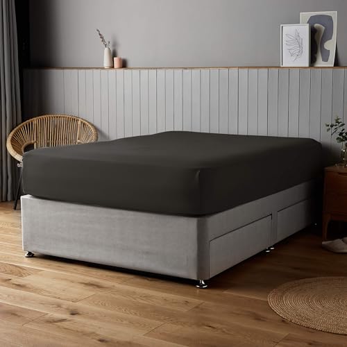 Silentnight Supersoft Fitted Sheet - Cosy & Comfortable Delicate Touch - Luxurious Easy Care Microfibre with Elasticated Corners - Stylish & Modern Mattress Fitted Sheet, Double Bed, Black