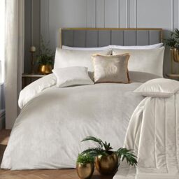 Laurence Llewelyn-Bowen Velvet Duvet Cover Set – Ivory White – Super King (260 x 220cm) – 2 Pillowcases – Soft Touch Luxury Bedding – Elegant Velvet Bedroom Set