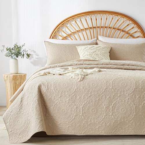 WURUIBO Beige King/Cal King Quilt Bedding Set, Embossing Microfiber Coverlet with Pillow Shams, Ligthweight Breathable Summer Bedspreads, Reversible Comforter for All Season (1 Quilt, 2 Shams)
