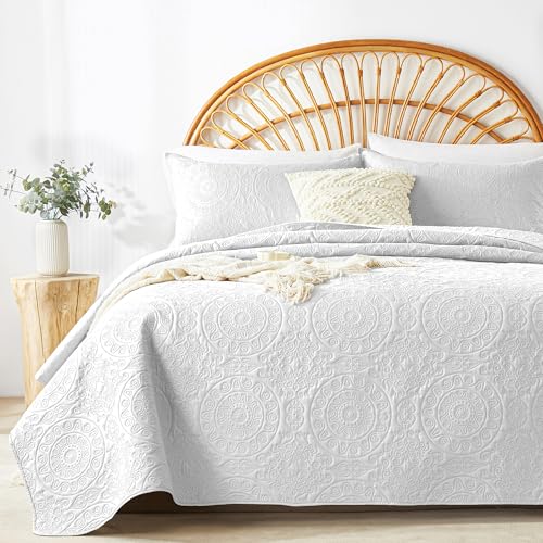 WURUIBO White Full/Queen Quilt Bedding Set, Embossing Microfiber Coverlet with Pillow Shams, Ligthweight Breathable Summer Bedspreads, Reversible Comforter for All Season (1 Quilt, 2 Shams)