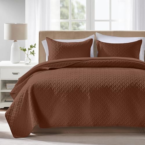 FLYMME Full/Queen Quilt Bedding Set, Brown Lightweight Microfiber Bedspread, Modern Geometric Weave Stripe Pattern, Soft Summer & All-Season Bed Coverlet, Includes 1 Quilt & 2 Shams