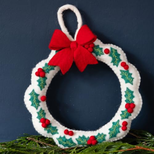 Talking Tables Handmade Christmas Wreath 22cm from Nepal, Holly Door Wreath with Hanging Loop, Felt Wreath Decoration, Handmade Wool, Xmas Wreath