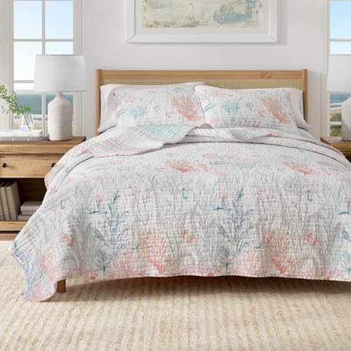 Great Bay Home 3-Piece Full/Queen Microfiber Quilt Set with Shams - Reversible Coastal Print, Lightweight, Layerable Bedding Set - Nautical Bedspread for All Seasons (Coral Reef)