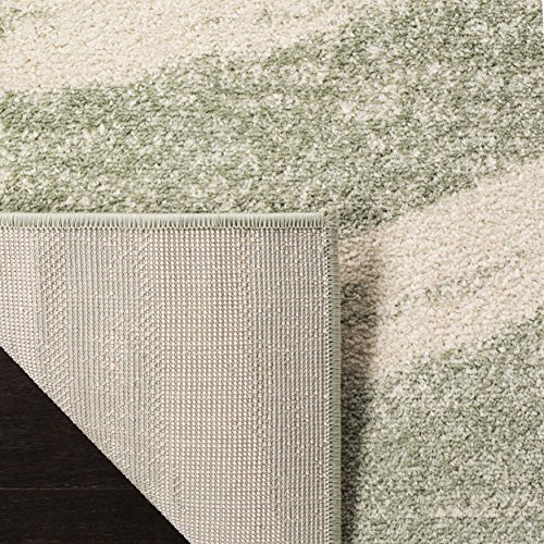 SAFAVIEH Distressed Rug for Living Room, Dining Room, Bedroom - Adirondack Collection, Short Pile, in Sage and Cream, 120 X 120 cm