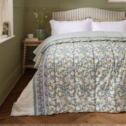 furn. Wylder Annabelle Bedspread – Reversible Floral Quilted Cotton Coverlet Bedding (Blue – 240x260cm)