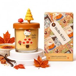 Hello Kitty Vanilla Crème Brulee Scented Candle – 1-Wick 213g Autumn Candle with 35hr Burn, Sweet Dessert Fragrance, Glass Jar with 3D Silicone Lid, Home Décor Gift