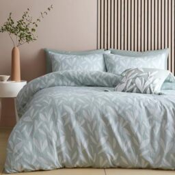 Appletree - Mint Green Jacquard Leaf Duvet Cover - King Bedding Size (230 x 220cm) - Sustainable Recycled Polyester - 2 Pillowcases - White Leaves Bedding in Green - Green Floral Duvet Set
