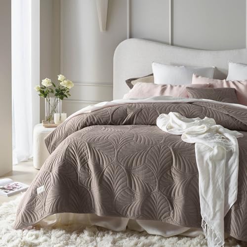 ROOM99 Feel Elegant Brown Bedspread 170 x 210 cm – Versatile as a Bed Throw or Sofa Throw – Quilted – Perfect as a Velvet Bedspread