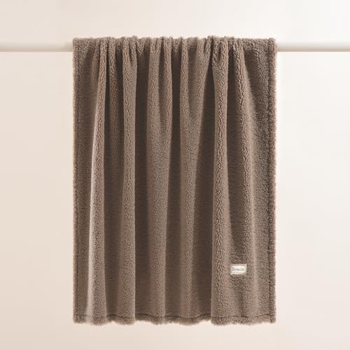 ROOM100 Room99 Boucle Blanket, 130 x 170 cm, Cuddly Blanket, Fluffy Sofa Throw, Sofa Blanket, Couch Blanket, Decorative Blanket, Warm Blanket for Couch, Cozy, Light Brown