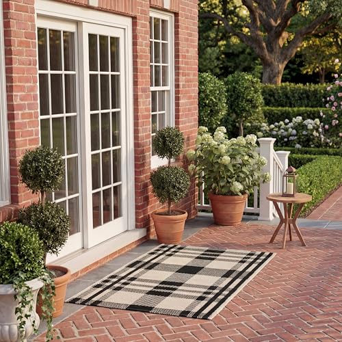 Safavieh Contemporary Rug for Living Room, Dining Room, Bedroom - Courtyard Collection, Short Pile, in Black and Bone, 75 x 120 cm