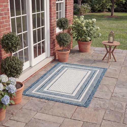 Safavieh Contemporary Rug for Living Room, Dining Room, Bedroom - Courtyard Collection, Short Pile, in Ivory and Navy, 69 X 122 cm