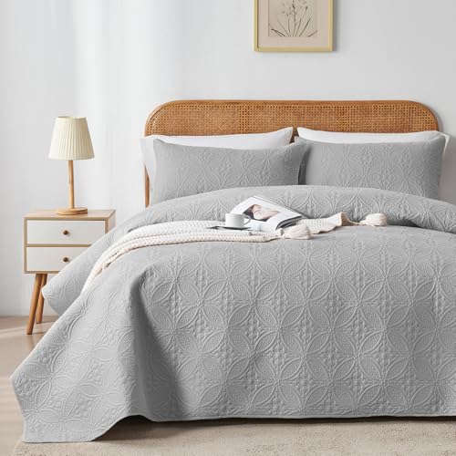 WURUIBO Twin Quilt Set Light Grey, Microfiber Lightweight Bedspreads, Ultrasonic Embossed Solid Coverlet, Thin Bedding Set for All Season, Soft Breathable Bed Cover(1 Quilt, 1 Pillow Sham)