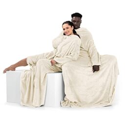 DecoKing 150 x 180 cm, TV microfibre cuddly blanket with sleeves and pockets, microfibre soft and fluffy fleece blanket, Microfibre, cream, 150 x 180 cm