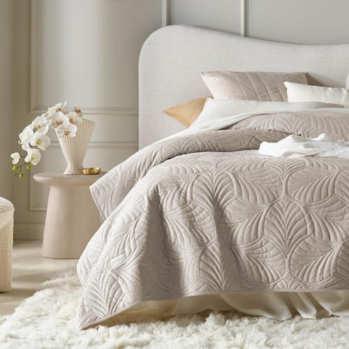 ROOM99 Feel Elegant Beige Bedspread 170 x 210 cm – Versatile as a Bed Throw or Sofa Throw – Quilted – Perfect as a Velvet Bedspread