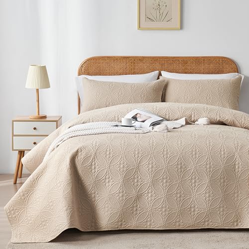WURUIBO King/Cal King Quilt Set Beige, Microfiber Lightweight Bedspreads, Ultrasonic Embossed Solid Coverlet, Thin Bedding Set for All Season, Soft Breathable Bed Cover(1 Quilt, 2 Pillow Shams)