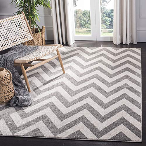 Safavieh Chevron Indoor/Outdoor Woven Rectangle Area Rug, Amherst Collection, AMT419, in Dark Grey / Beige, 183 X 274 cm for Garden, Patio or Any Outdoor Space
