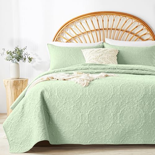 WURUIBO Sage Green Full/Queen Quilt Bedding Set, Embossing Microfiber Coverlet with Pillow Shams, Ligthweight Breathable Summer Bedspreads, Reversible Comforter for All Season (1 Quilt, 2 Shams)