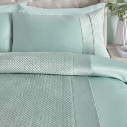 SOIREE Duck Egg Quilted Velvet & Satin Duvet Cover – King Size (230 x 220cm) – 2 Pillowcases Included – Luxury Bedding with Pinsonic Pattern – Soft Duck Egg Blue Bed Set