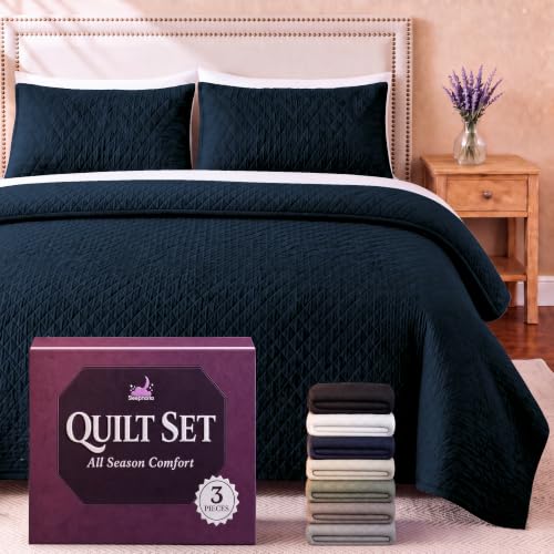 SLEEPHORIA Queen Quilt Bedding Set - Cloud Soft All-Season Bedspread 3 PC w/Shams, Bed Quilt Queen Size Coverlet - Oversized, Light Weight, Ultra Durable, Easy Care - 90 x 96 in (Navy Blue)