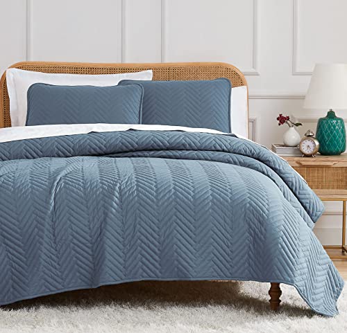 Southshore Fine Living, Inc. Oversized Quilt Bedding Set Lightweight, Prewash Fabric Soft Coverlet Bedspread 2-Piece with One Matching sham (68 in Wide x 98 in Long), Twin/Twin XL, Chevron Blue
