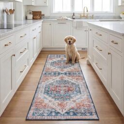 SAFAVIEH Traditional Rug Ideal for High Traffic Areas - Machine Washable and Non Slip - Tucson Collection, Short Pile, in Blue and Red, 76 X 244 cm