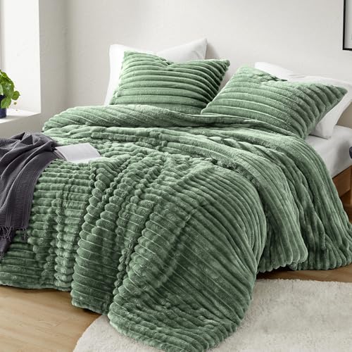 Intelligent Design Queen Comfoter Set, Cozy Plush Bedding Set, Microfiber Reverse, 3 Piece, Lightweight Ribbed Velvet Comforter and 2 Shams, All Season Fluffy Bed Set, Avril, Full/Queen Green