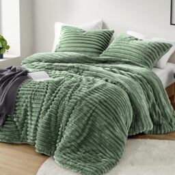 Intelligent Design Queen Comfoter Set, Cozy Plush Bedding Set, Microfiber Reverse, 3 Piece, Lightweight Ribbed Velvet Comforter and 2 Shams, All Season Fluffy Bed Set, Avril, Full/Queen Green
