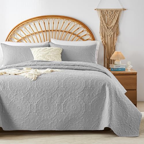 WURUIBO Light Gray Quilt Set Twin Size, Embossing Microfiber Bedspreads with Pillow Sham, Ligthweight Breathable Thin Coverlet, Reversible Bedding Set for All Season (1 Quilt, 1 Pillow Sham)