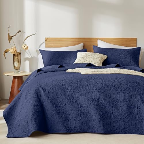 WURUIBO Navy Blue King/Cal King Quilt Bedding Set, Embossing Microfiber Coverlet with Pillow Shams, Ligthweight Breathable Summer Bedspreads, Reversible Comforter for All Season (1 Quilt, 2 Shams)