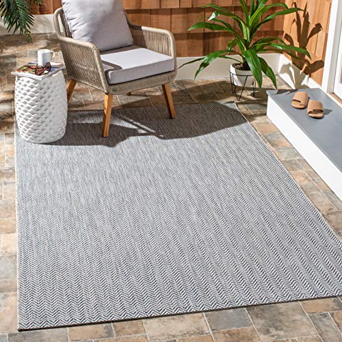 Safavieh Contemporary Rug for Living Room, Dining Room, Bedroom - Courtyard Collection, Short Pile, in Grey and Navy, 122 X 170 cm