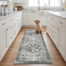 SAFAVIEH Traditional Rug Ideal for High Traffic Areas - Machine Washable and Non Slip - Tucson Collection, Short Pile, in Dark Green and Beige, 76 X 244 cm