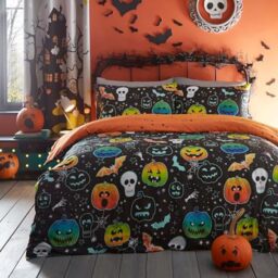 Bedlam - Halloween Pumpkin & Skulls Duvet Cover - Double Bedding Size (200 x 200cm) - Reversible (2 Designs) - Glow in the Dark Duvet Cover - Skeleton & Bat Duvet Design in Black Themed Decorations