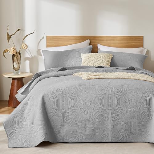 WURUIBO King/Cal King Quilt Set Light Grey,Ultrasonic Embossed Bedspread, Lightweight Microfiber Coverlet, Modern Thin Bedding Set for All Season, 3 Piece(1 Quilt,2 Pillow Shams)