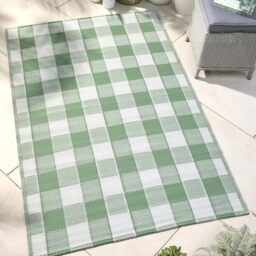 Dreams & Drapes Gingham Green Outdoor Rug 120 x 170cm – Indoor Outdoor Check Rug for Garden, Patio, Balcony and Picnic Use, Reversible Woven Floor Mat