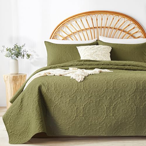 WURUIBO Olive Green Full/Queen Quilt Bedding Set, Embossing Microfiber Coverlet with Pillow Shams, Ligthweight Breathable Summer Bedspreads, Reversible Comforter for All Season (1 Quilt, 2 Shams)