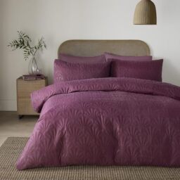 Serene Cavali Berry Duvet Cover Set Super King – Geometric Minimalist Bedding – Pinsonic Polyester – Includes 1 Duvet Cover (260 x 220cm) & 2 Pillowcases – Berry Geometric Bedroom Set