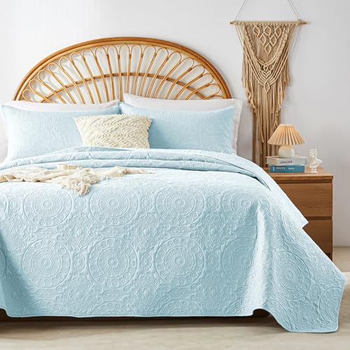 WURUIBO Sky Blue Quilt Set Queen Size, Embossing Microfiber Full Bedspreads with Pillow Sham, Ligthweight Breathable Thin Coverlet, Reversible Bedding Set for All Season (1 Quilt, 2 Pillow Shams)