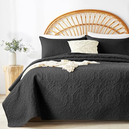 WURUIBO Black King/Cal King Quilt Bedding Set, Embossing Microfiber Coverlet with Pillow Shams, Ligthweight Breathable Summer Bedspreads, Reversible Comforter for All Season (1 Quilt, 2 Shams)