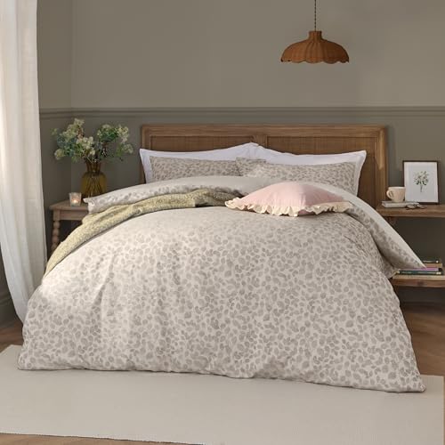 furn. Wylder Grace Leaf Duvet Cover Set – Matt Satin Jacquard Tonal Reverse Bedding (Natural – King)
