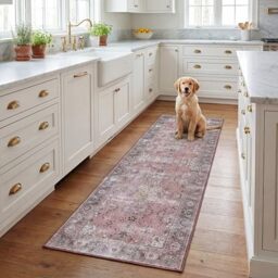 SAFAVIEH Traditional Rug Ideal for High Traffic Areas - Machine Washable and Non Slip - Tucson Collection, Short Pile, in Pink and Beige, 76 X 244 cm