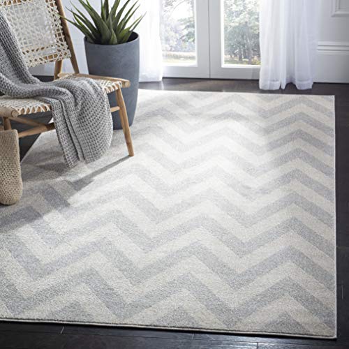Safavieh Chevron Indoor/Outdoor Woven Rectangle Area Rug, Amherst Collection, AMT419, in Light Grey / Beige, 183 X 274 cm for Garden, Patio or Any Outdoor Space