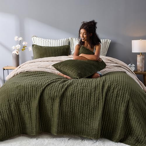 "Wonderful Velvet Quilt Set, Queen Size Dark Green Soft Fluff Texture Coverlet with Shams,Channel Stitched Pattern, All-Season Use, Versatile Lightweight Bedspread for Bedroom Adults Teens Kids,94""x94"""